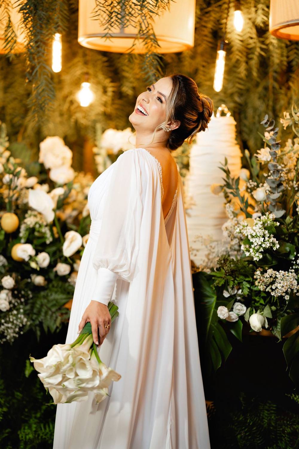 Vestido de noiva branco com capa de um ombro e cauda, foto 7