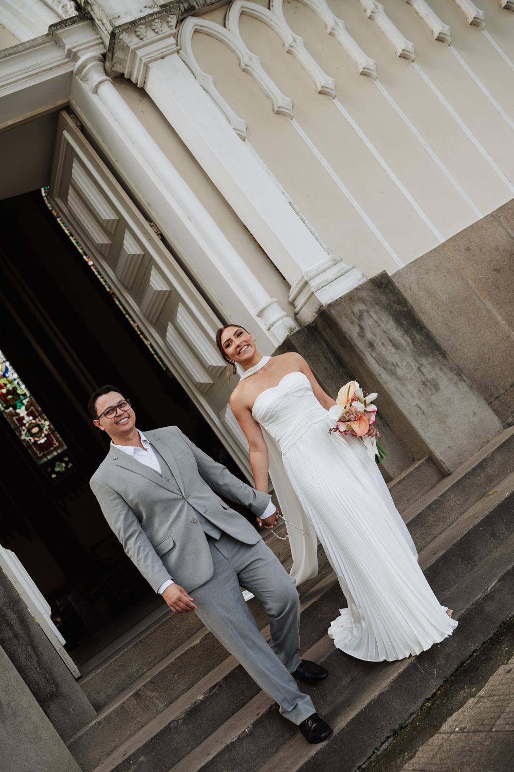 Vestido de noiva branco com capa de um ombro e cauda, foto 9